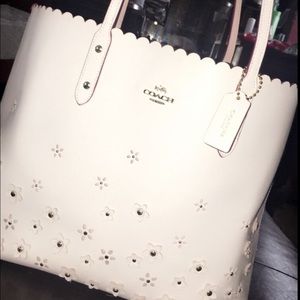Light pink
Coach- Floral Applique City Tote F37651